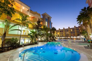 2 piscinas al aire libre, tumbonas, socorrista en las instalaciones