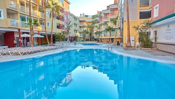 2 utendørsbassenger, solsenger og badevakt