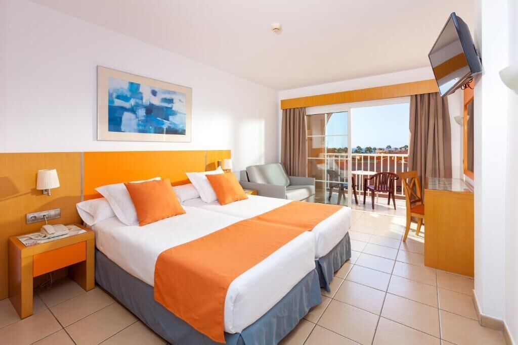 Escritorio, cortinas opacas, wifi gratis y ropa de cama