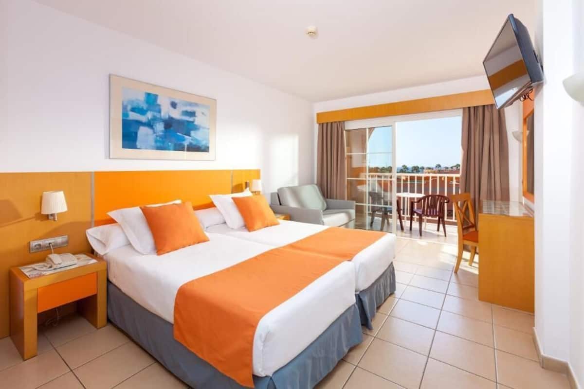 Escritorio, cortinas blackout, wifi gratis y ropa de cama
