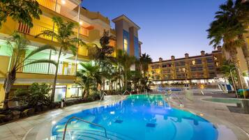 2 piscines a l'aire lliure, gandules i socorristes a les instal·lacions