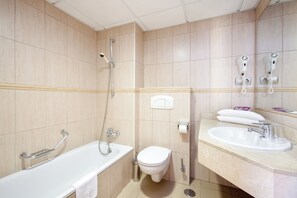 Combined shower/bathtub, free toiletries, hair dryer, towels