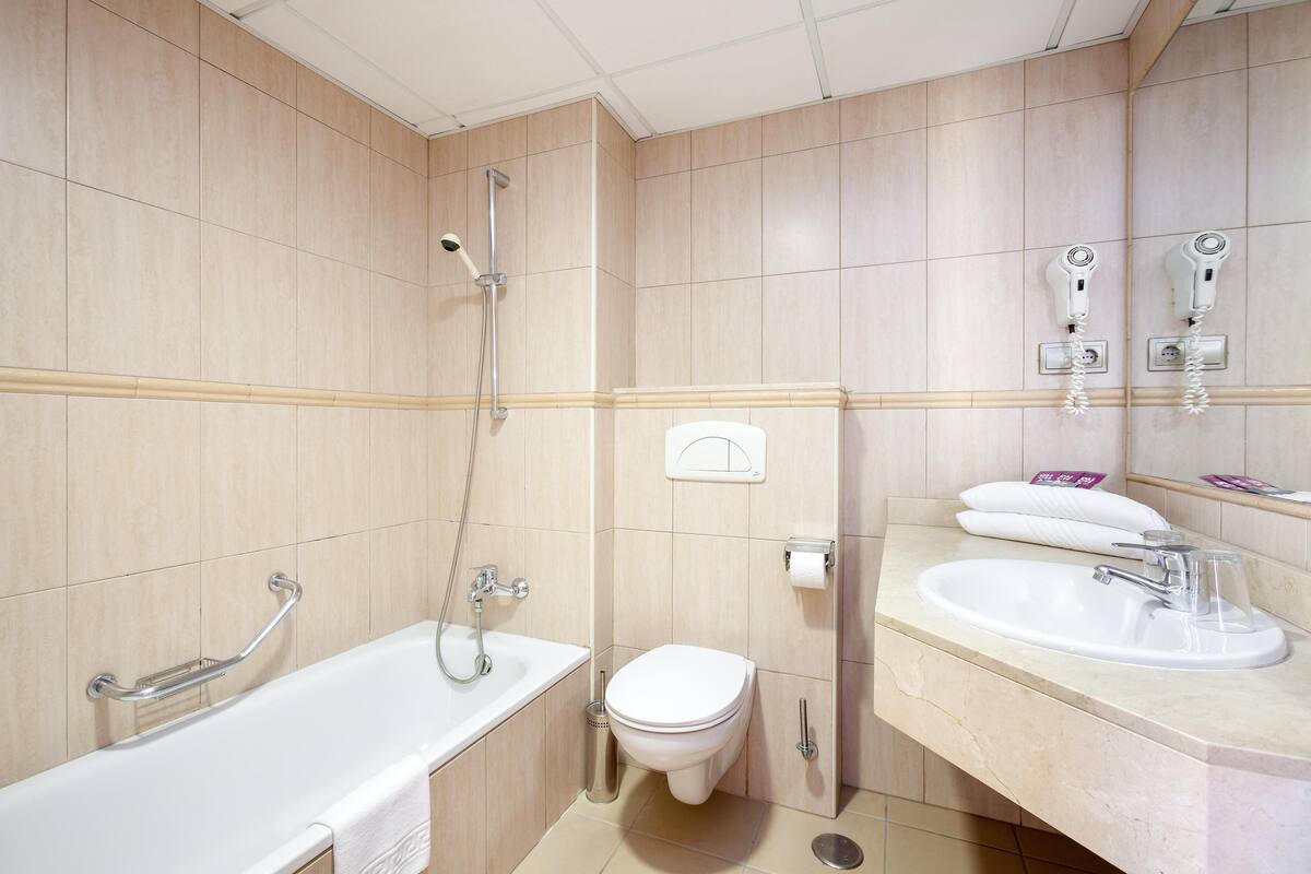 Double Room Single Use | Bathroom | Combined shower/bathtub, free toiletries, hair dryer, towels