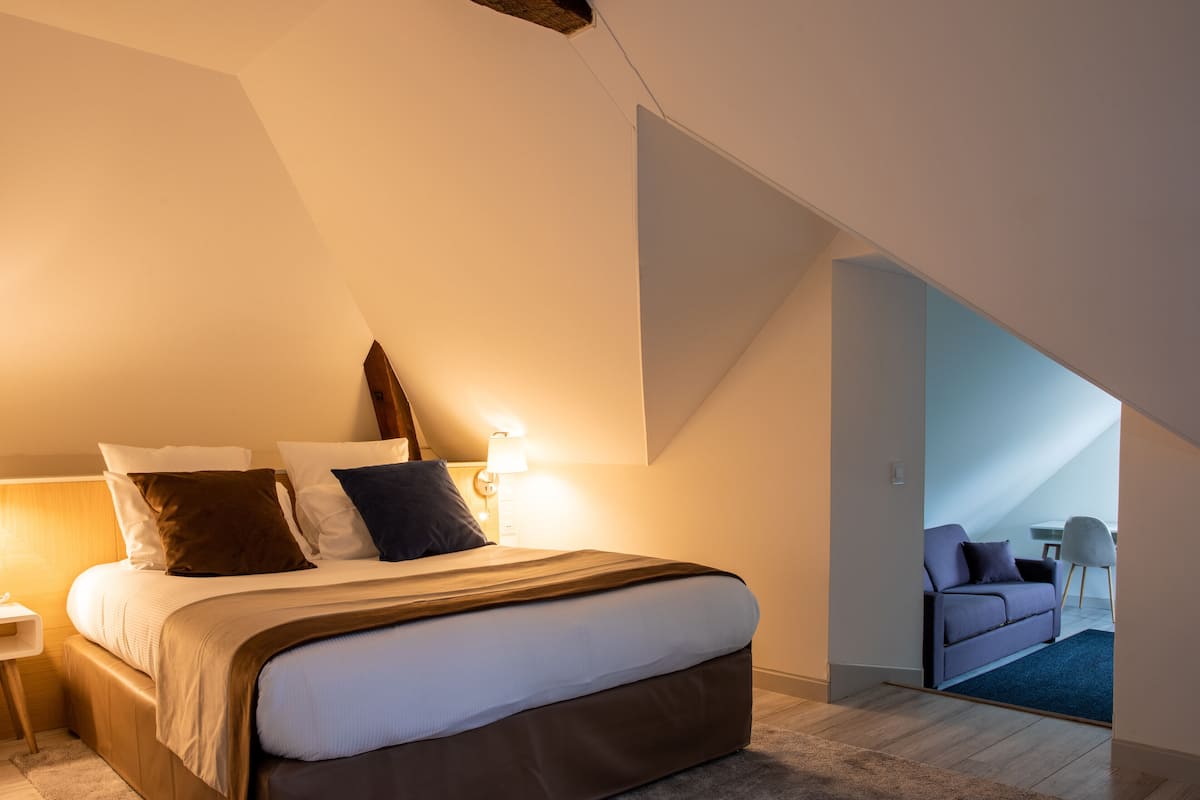 Chambre Quadruple Standard | Literie de qualité supérieure, surmatelas, bureau, rideaux occultants