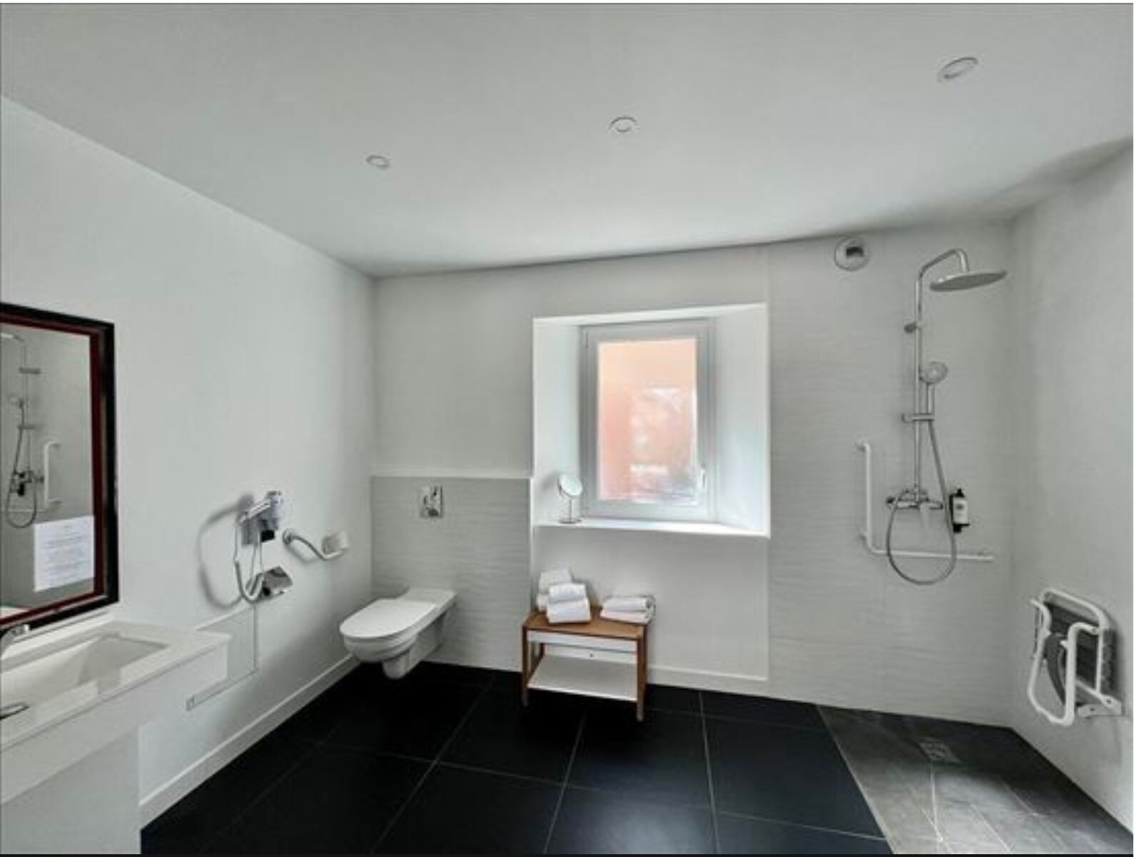 Double Room, Mobility Accessible | Bathroom | Towels