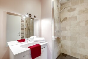 Dusche, Regendusche, kostenlose Toilettenartikel, Haartrockner