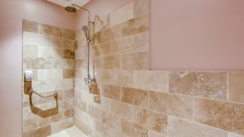 Suite, Terraza | Baño | Regadera, regadera tipo lluvia, amenidades de baño gratuitas