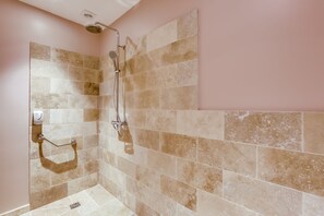Suite, Terrasse | Badezimmer | Dusche, Regendusche, kostenlose Toilettenartikel, Haartrockner