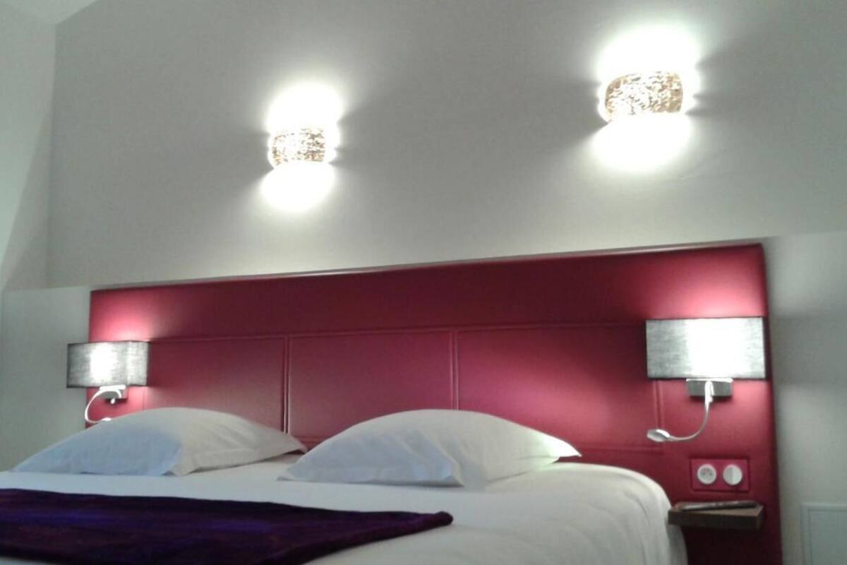 Escritorio, cortinas opacas, wifi gratis y ropa de cama
