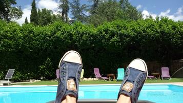 Een seizoensgebonden buitenzwembad, parasols voor strand/zwembad