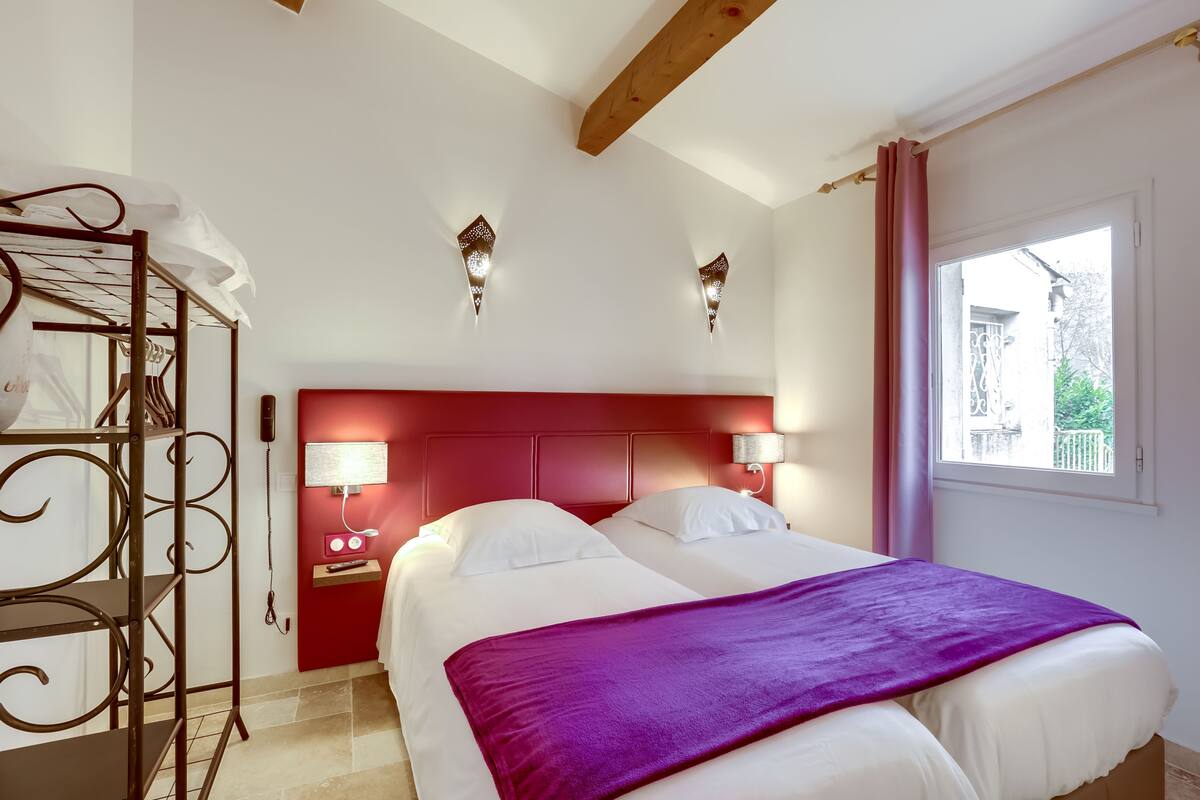 Habitación Confort doble | Escritorio, cortinas opacas, wifi gratis y ropa de cama