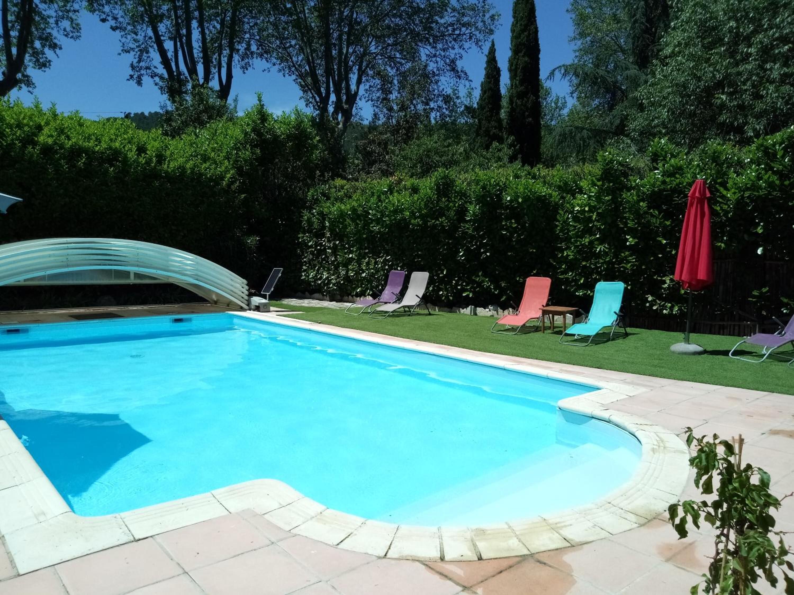 Piscine extérieure (ouverte en saison), parasols de plage
