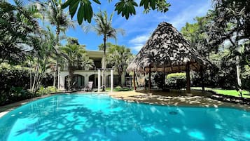 2 ulkouima-allasta, aurinkotuoleja