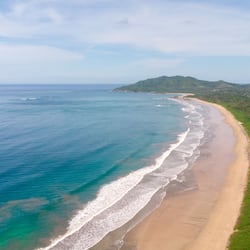 En la playa, playa de arena blanca, toallas de playa y surf