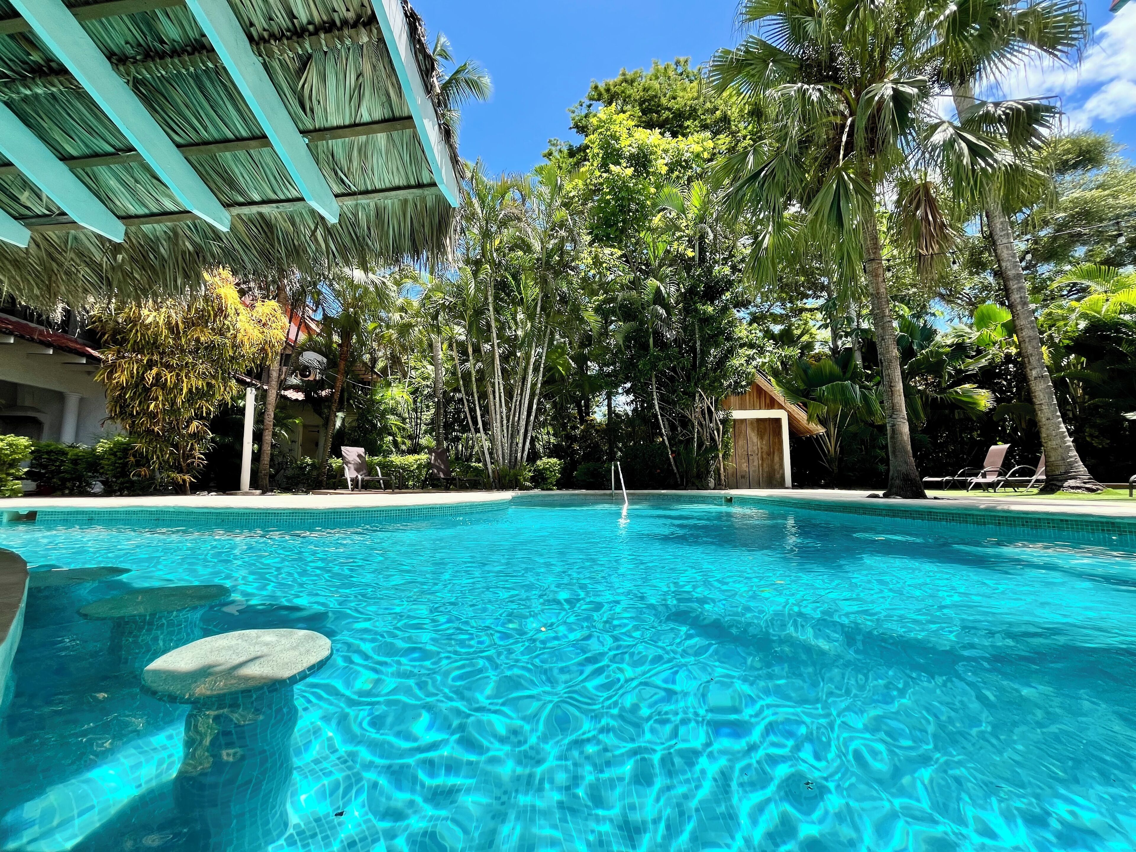 2 albercas al aire libre y camastros 