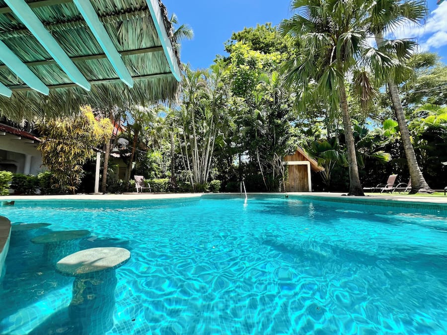 2 outdoor pools, pool loungers