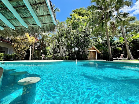 2 piscinas al aire libre, sillones reclinables de piscina. Hotel El Manglar & Cantarana