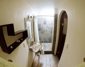 Chambre « Premier », 2 lits doubles, salle de bains attenante | Douche de la salle de bain
