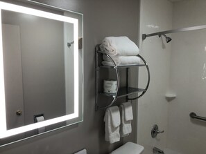 Free toiletries, hair dryer, towels - DuPont Suites (Louisville)