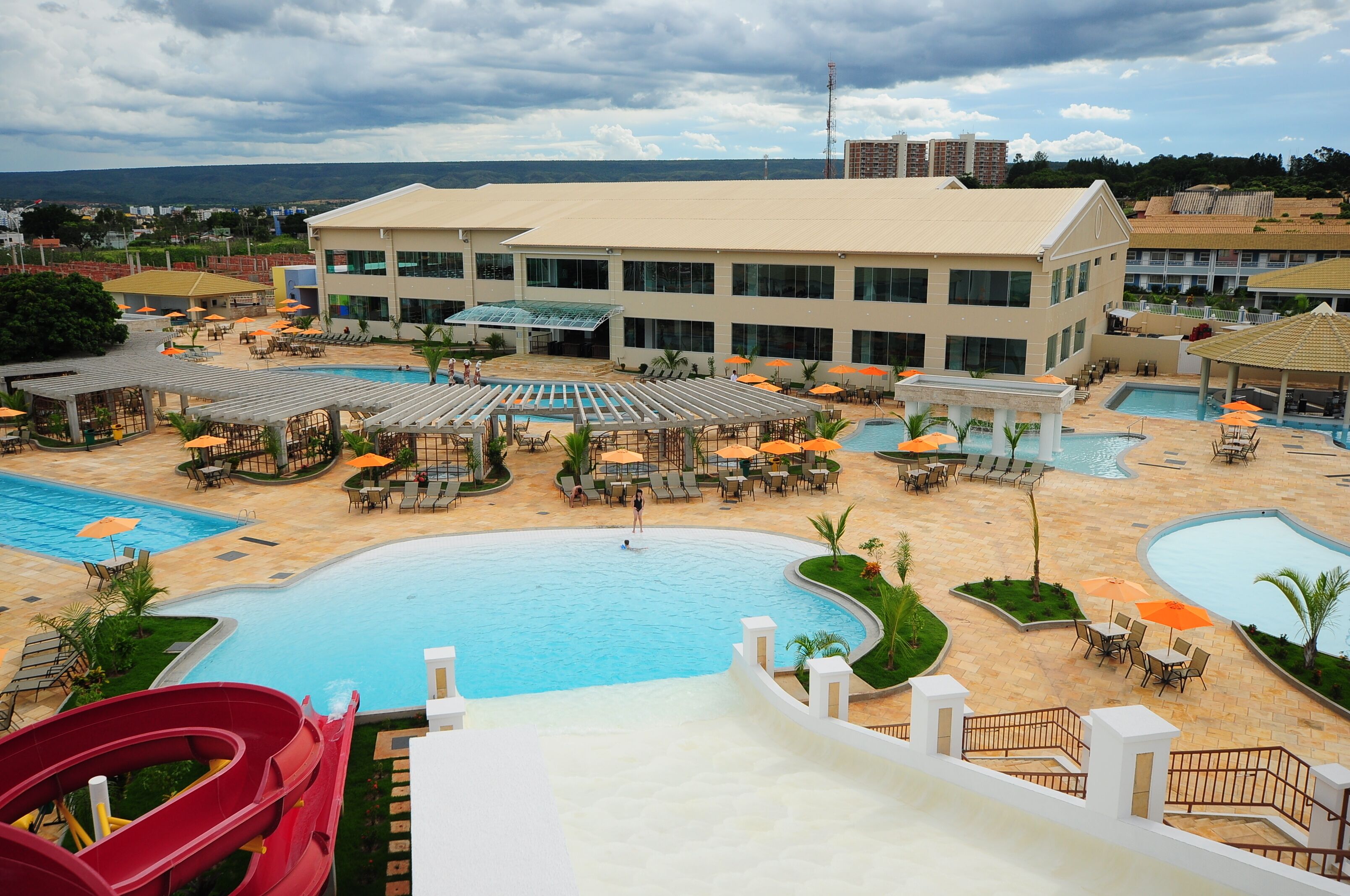 Piscina interna, 13 piscinas externas