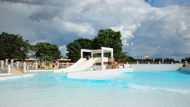 A water park with a water slide and a pool. - Lacqua DiRoma Hotel e Parque- ABD turismo (Caldas Novas)