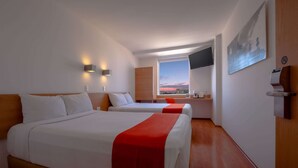 Escritorio, tabla de planchar con plancha, wifi gratis y ropa de cama 