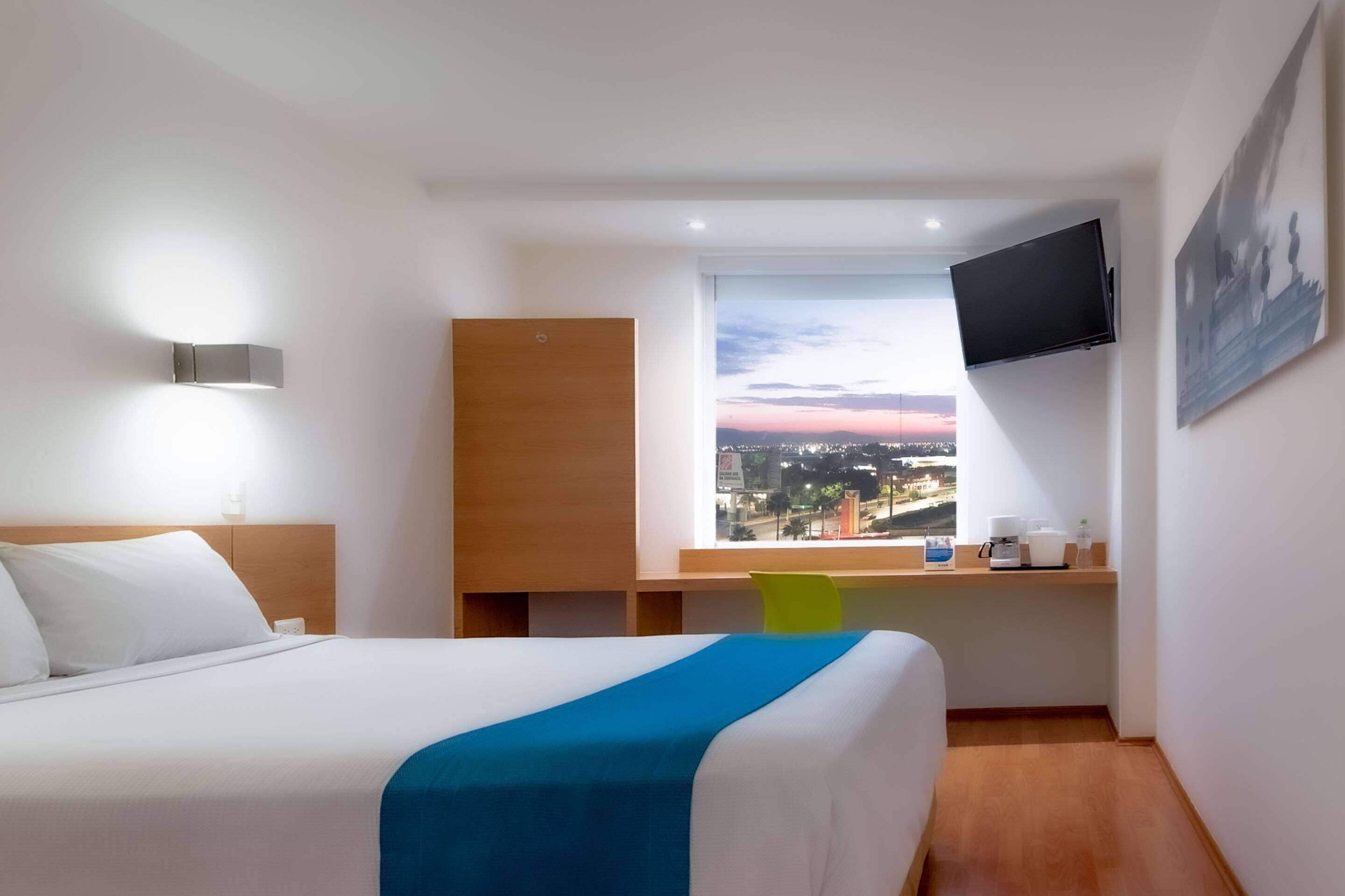 standard room, 1 queen bed, non smoking | desk, iron/ironing board, free wifi, bed sheets