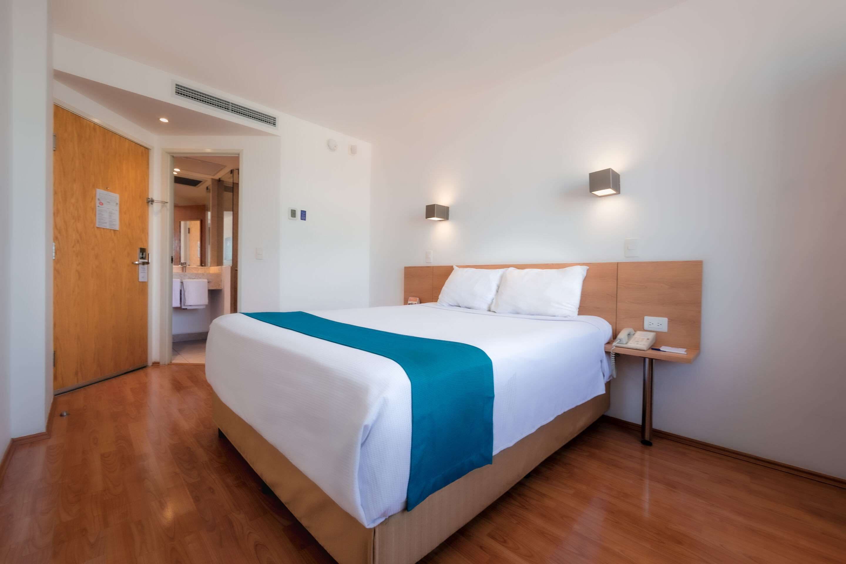 standard room, 1 queen bed, non smoking | desk, iron/ironing board, free wifi, bed sheets