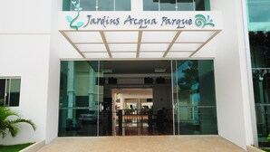 The entrance of Jardins Agua Parque with a glass facade and a white exterior. - ABD Turismo Hoteis e Parques- Lacqua DiRoma (Caldas Novas)