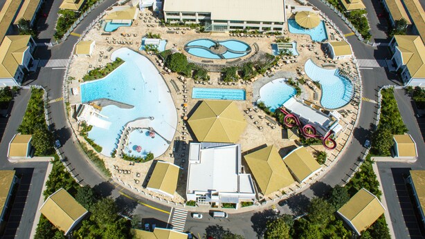 A resort with multiple swimming pools, a central building, and surrounding villas. - ABD Turismo Hoteis e Parques- Lacqua DiRoma (Caldas Novas)