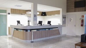 A reception desk with two monitors, a fire extinguisher, and a check-in counter. - ABD Turismo Hoteis e Parques- Lacqua DiRoma (Caldas Novas)