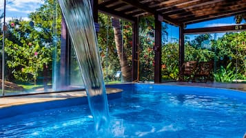 2 indoor pools, 3 outdoor pools, pool loungers
