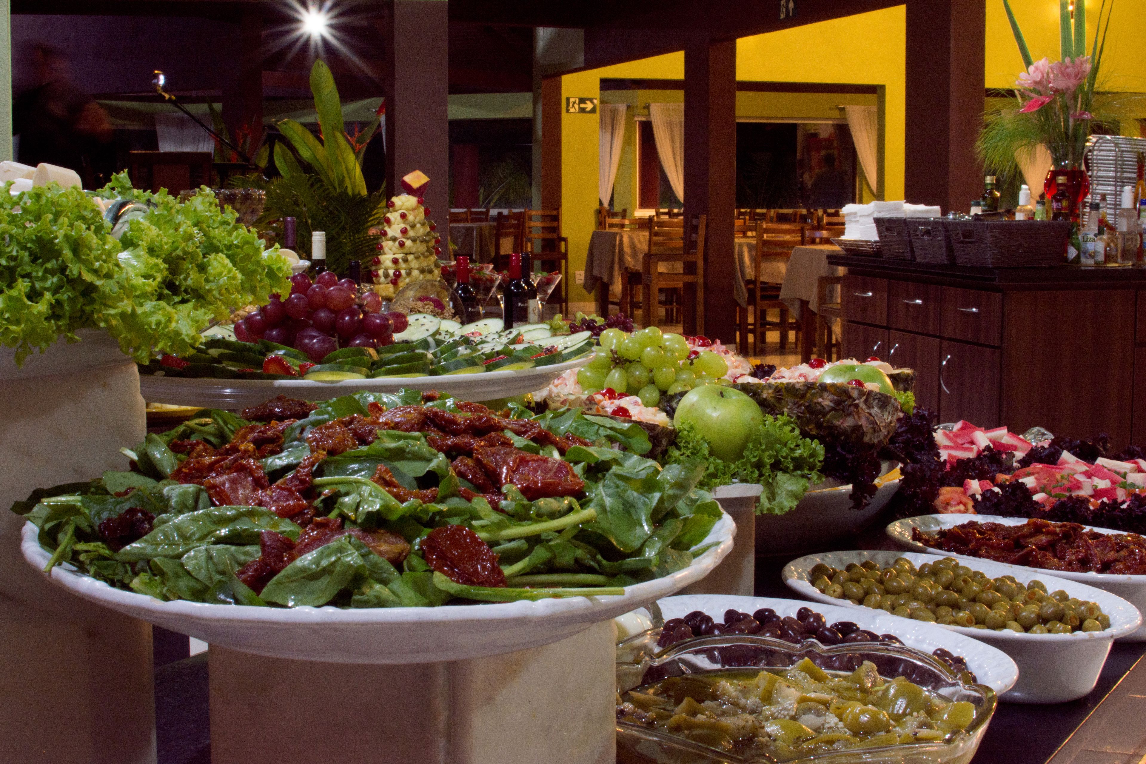 2 restaurants, breakfast served