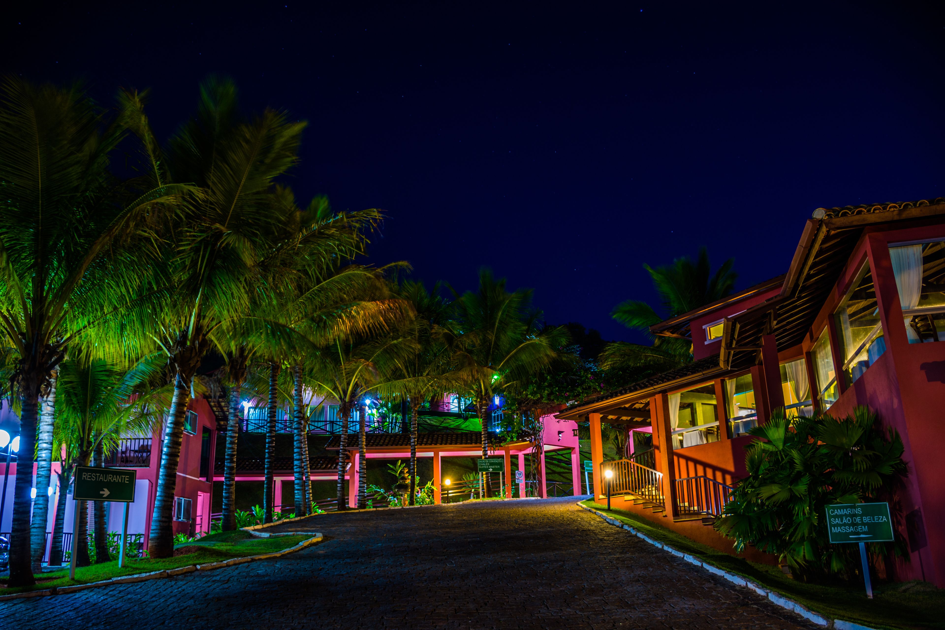 A hotel entrance with a sign indicating a restaurant.