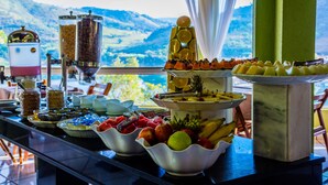 Una mesa de buffet con diferentes alimentos y una estación de café.