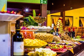 2 restaurantes; se sirve desayuno, almuerzo y cena