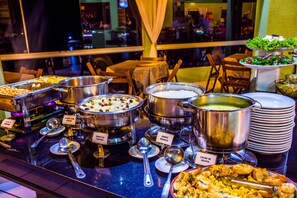 2 Restaurants; Frühstück, Mittagessen und Abendessen werden serviert
