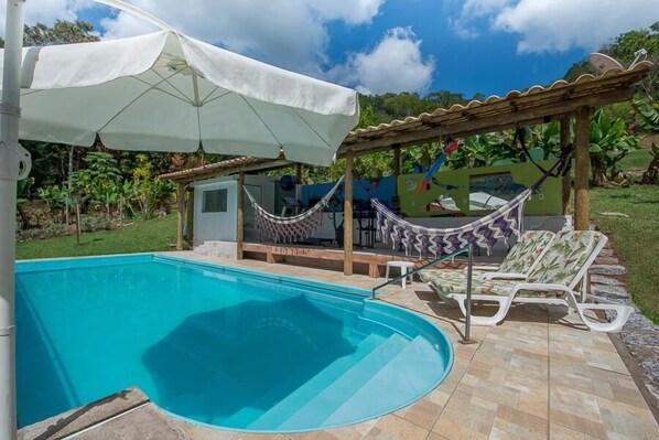 Hồ bơi ngoài trời, ghế dài tắm nắng