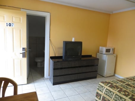 Wifi gratis y ropa de cama . Travel Inn & Suites