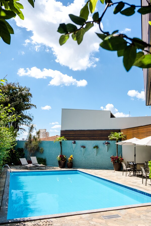 Außenpool, Sonnenschirme, Liegestühle