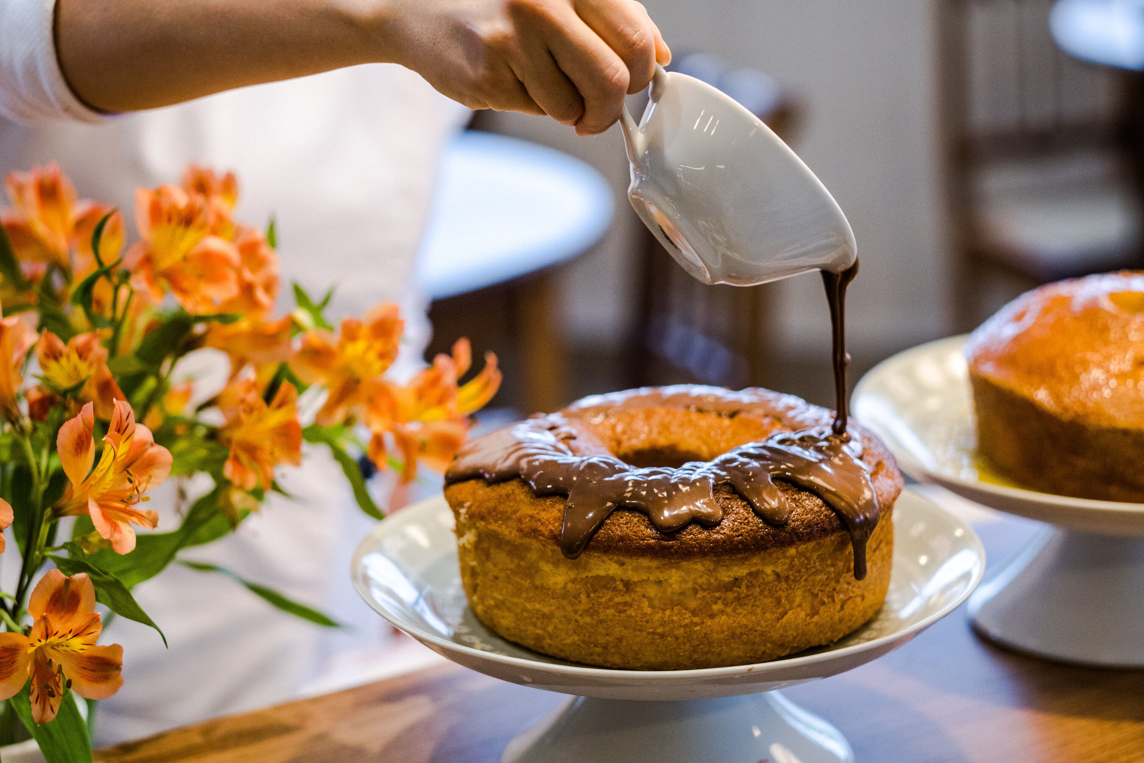 Un gâteau sur lequel on verse une sauce au chocolat.