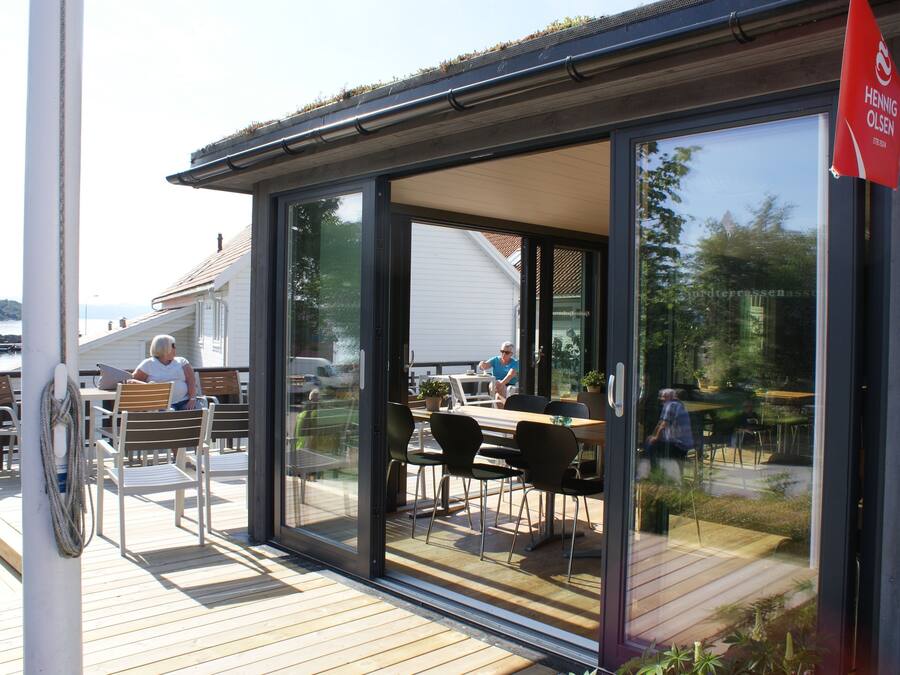 Check-in/check-out kiosk