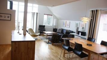 Apartment, 3 Bedrooms (Alcove) | Living area