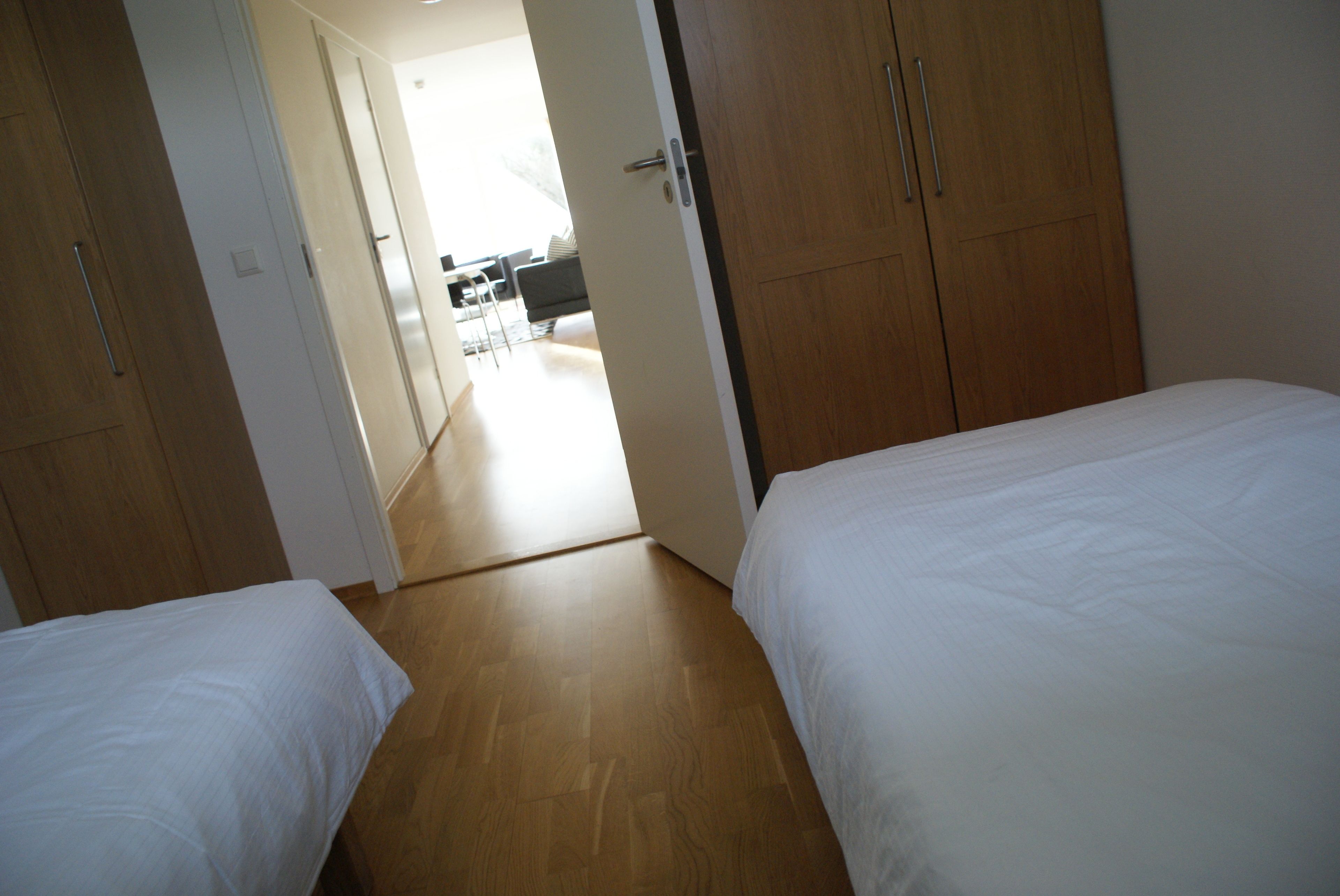 Leilighet, 2 soverom | Senger med overmadrass, skrivebord og skrivebord for bærbar PC