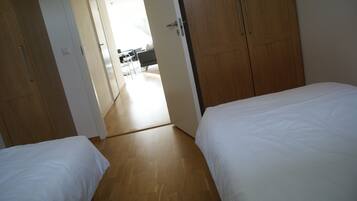 Leilighet, 2 soverom | Senger med overmadrass, skrivebord og skrivebord for bærbar PC