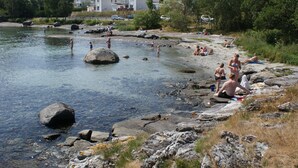 A riverside setting with people engaging in water activities. - Fjordbris Hotell (Stavanger)