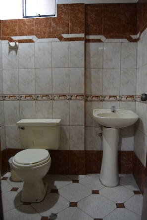 Habitación con 2 camas individuales | Baño | Toallas
