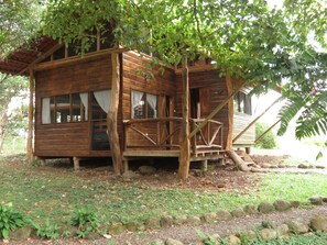 Cabaña básica, 2 habitaciones, vistas al jardín, en la zona del jardín | 1 dormitorio y ropa de cama