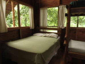 Cabaña básica, 2 habitaciones, baño privado, vistas al patio | 1 dormitorio y ropa de cama