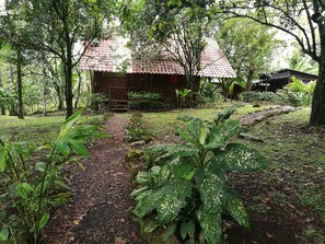 Cabaña básica, 2 habitaciones, baño privado, vistas al patio | 1 dormitorio y ropa de cama